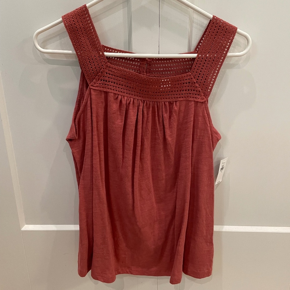 Tank top with lace straps